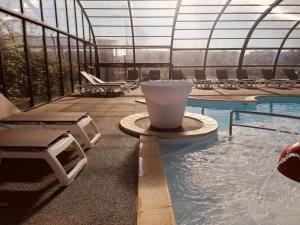 Maisons de vacances Mobil-home Grand Confort a 200m de la plage avec piscine chauffee, 4 pers, terrasse, parking - FR-1-361A-21 : Mobile Home