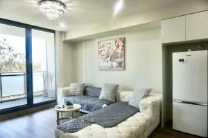 KozyGuru / Wentworthville / Kozy Style 2 Bed 2 Bath APT + Free Parking NWE031A - Westmead