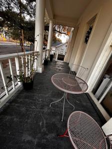 New Orleans Cottage 2 Bed 1 Bath Carseat Included