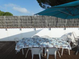 Maisons de vacances Maison de Vacances a 1km de la Plage - 2 Chambres, Jardin, Terrasses, Proche Commerces - FR-1-540-252 : photos des chambres