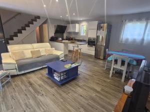 Villa climatisée 3 pièces, piscine partagée, proche centre ville à Sainte-Maxime - FR-1-780-64