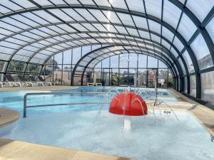 Maisons de vacances Mobil-home tout confort pres de la plage avec piscine chauffee, 3 chambres, terrasse et parking - FR-1-361A-74 : photos des chambres