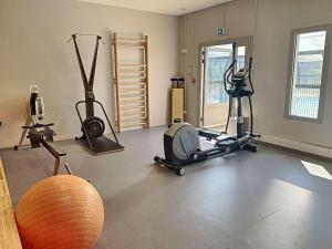 Maisons de vacances Mobil-home tout confort pres de la plage avec piscine chauffee, 3 chambres, terrasse et parking - FR-1-361A-74 : photos des chambres