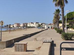 Gruissan: T2 Cabine, Piscine, Parking, Centre, 45 pers, Petit Budget - FR-1-796-3