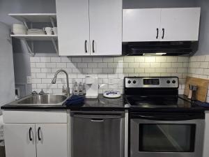 2 King Beds Near Airport - The Silver Hideaway