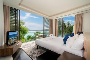 Exclusive Oceanfront Living, 5BR Pool Villa Elegance