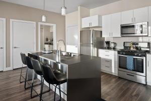 Convention Ctr - Stylish 2BD,2BA with Pool,Gym and Hot tub