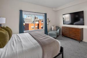 Convention Ctr - Stylish 2BD,2BA with Pool,Gym and Hot tub