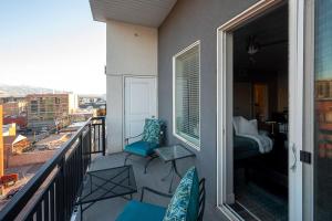 Convention Ctr - Stylish 2BD,2BA with Pool,Gym and Hot tub