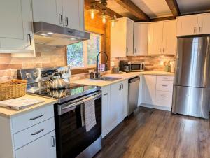 4 Mile Creek Cabin (Creekside)