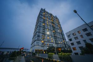 Apartemen Mahogany oleh Halahouse