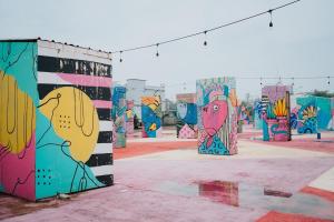 Apartemen Mahogany oleh Halahouse