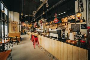 Apartemen Mahogany oleh Halahouse