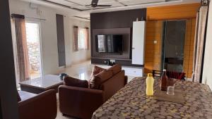 Independent flat kompally