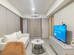 Homey and Modern Look 3BR at Meikarta with Balcon Apartment By Travelio