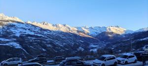 Appartement 5 personnes une chambre proche pistes balcon vue montagne Draps et serviettes non fournis Ménage à réaliser par le locataire