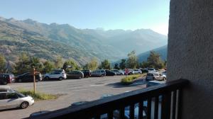 Appartement 5 personnes une chambre proche pistes balcon vue montagne Draps et serviettes non fournis Ménage à réaliser par le locataire