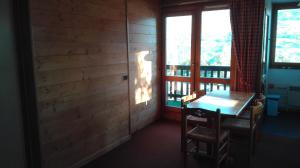 Appartement 5 personnes une chambre proche pistes balcon vue montagne Draps et serviettes non fournis Ménage à réaliser par le locataire