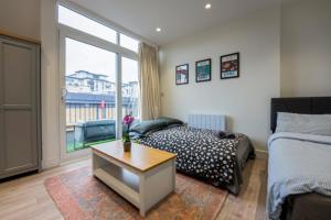 Modern Studio Flat with Balcony in Heart of London