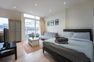 Modern Studio Flat with Balcony in Heart of London
