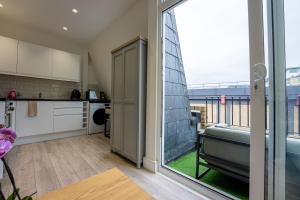 Modern Studio Flat with Balcony in Heart of London