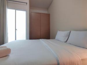 Homey Studio with Easy Pool Access Apartment at Suncity Residence By Travelio