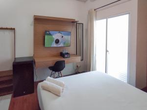 Homey Studio with Easy Pool Access Apartment at Suncity Residence By Travelio