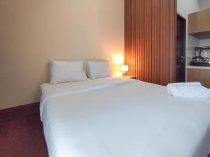 Homey Studio with Easy Pool Access Apartment at Suncity Residence By Travelio