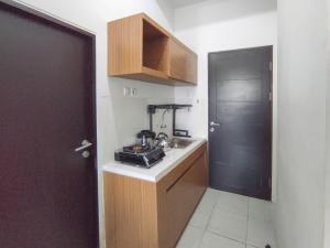 Homey Studio with Easy Pool Access Apartment at Suncity Residence By Travelio