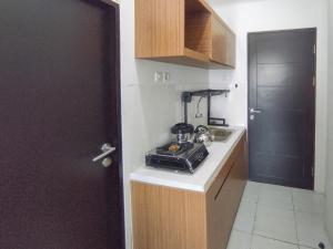 Homey Studio with Easy Pool Access Apartment at Suncity Residence By Travelio