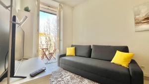 Place Grimaldi, close to beach and restaurants, with balcony