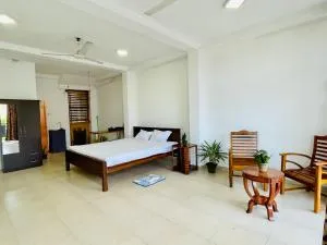 Cozy Urban Escape - Madihe West