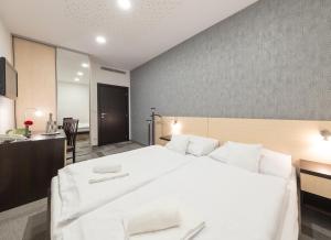 Two-Bedroom Suite room in BNC Hotel - Restaurant - Bowling