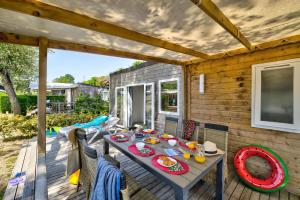 Campings Domaine Residentiel de Plein Air Le Bois d-Amour : Premium Homeflower with Air Conditioning (6 Adults)