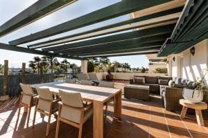 Locrimar Pool Real Padel Proximity