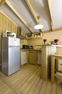 Campings Domaine Residentiel de Plein Air Le Bois d-Amour : Premium Sweetflower (4 Adults)