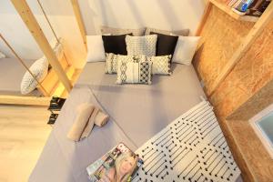 Green Balcony Wooden Bathtub Free Laundry