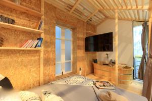 Green Balcony Wooden Bathtub Free Laundry