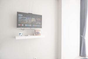 Best Deal and Homey Studio Apartment Majestic Point Serpong By Travelio