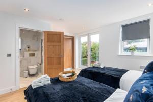 Deluxe 2-Bedroom Saarb Apartment, Leatherhead