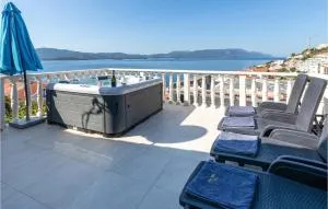 Cozy Home In Komarna With Jacuzzi - Ploča