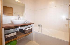 Maisons de vacances Beautiful Home In Sagone With Kitchen : photos des chambres