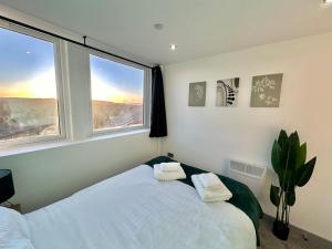 Two Bedroom Flat by Brookland Stays Serviced Accommodation Short Lets Leeds with Free WiFi