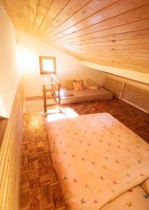 Designer Riverfront Cottage 