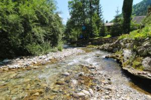 Designer Riverfront Cottage 