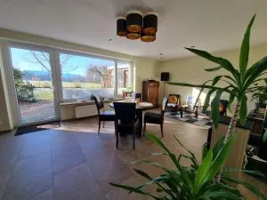 Ferienwohnung mit Garten und Bergblick - Traunstein