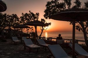 Cavos Bay Hotel & Studios