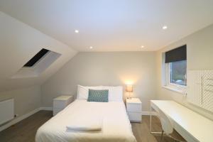 Ascot stunning and modern 4 bedroom town house with 156 sq ft garden office 28