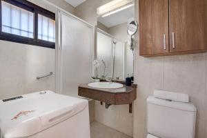 Aloha Playa 402 By IVI Real Estate