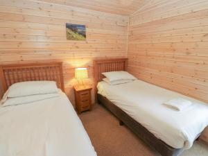 Dovestone Secluded Luxury Lodges sleeps 6 - pets welcome